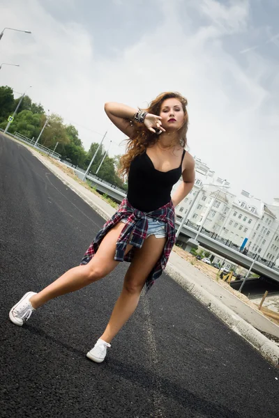 Chica joven bailando regeton en una calle de la ciudad — Foto de Stock