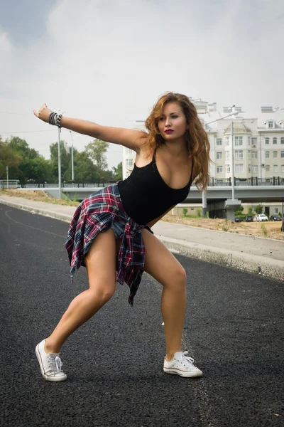 Chica joven bailando regeton en una calle de la ciudad —  Fotos de Stock