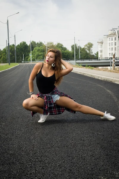 Chica joven bailando regeton en una calle de la ciudad — Foto de Stock