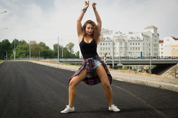 Fiatal lány tánc regeton, a város egy utcáján — Stock Fotó