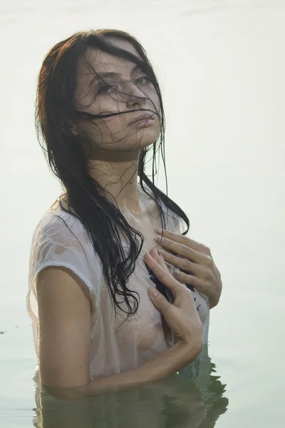Beyaz gömlekli orman göl üzerinde poz seksi kadın — Stok fotoğraf