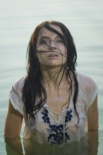 Sexy woman in white shirt posing on the forest lake — Stock Photo, Image