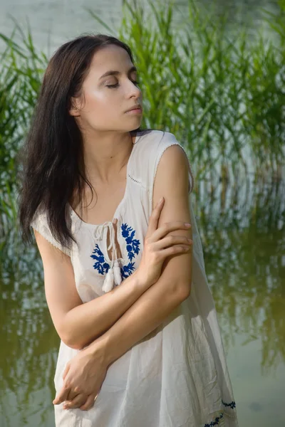 Красивая женщина на озере — стоковое фото
