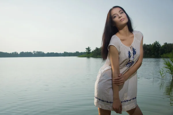 Jolie femme sur le lac de la forêt — Photo