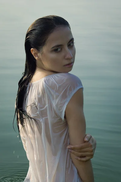 Mujer sexy en camisa blanca posando en el lago del bosque — Foto de Stock