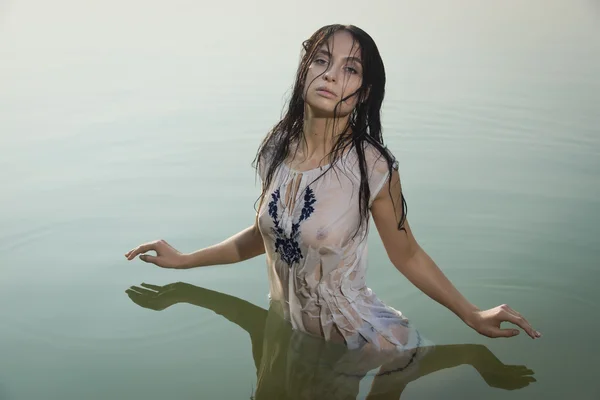 Sexy vrouw in wit overhemd poseren op het bos meer — Stockfoto