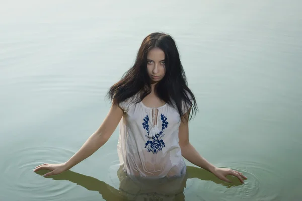 Mujer sexy en camisa blanca posando en el lago del bosque — Foto de Stock