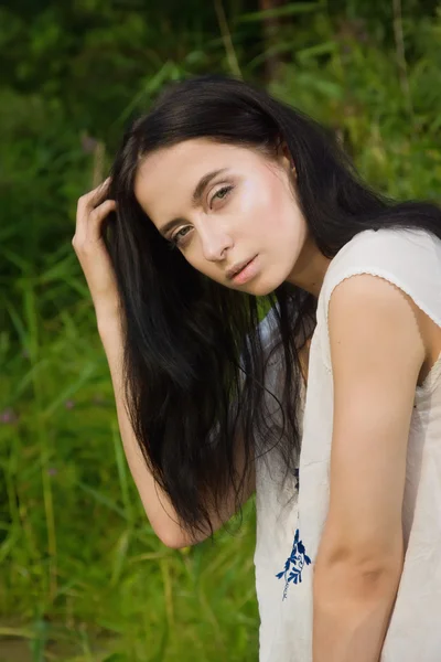 Jolie femme sur le lac de la forêt — Photo