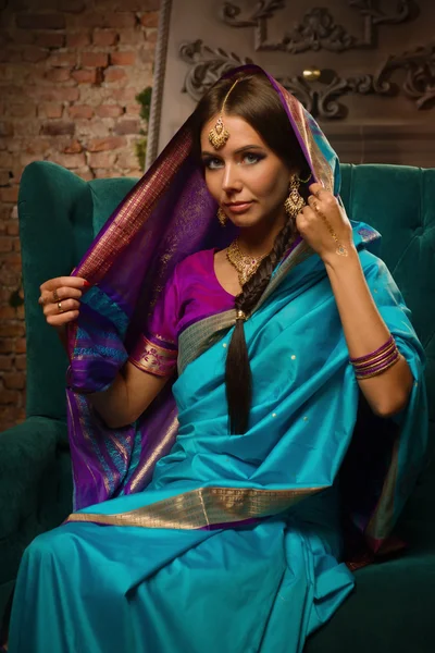 Belle jeune femme dans les vêtements indiens traditionnels — Photo