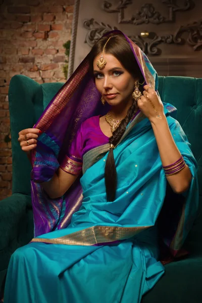 Mooie jonge vrouw in traditionele Indiase kleding — Stockfoto