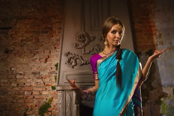 Vacker ung kvinna i traditionella indiska kläder — Stockfoto