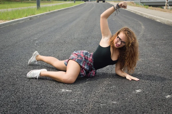 Ung flicka dansa regeton på en stadsgata — Stockfoto