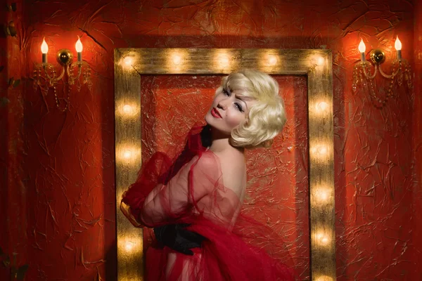 Ganska naken pinuppa blond tjej modell i en röda rummet — Stockfoto