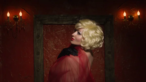 Vrij naakt pinup blond meisje model in een rode kamer — Stockfoto