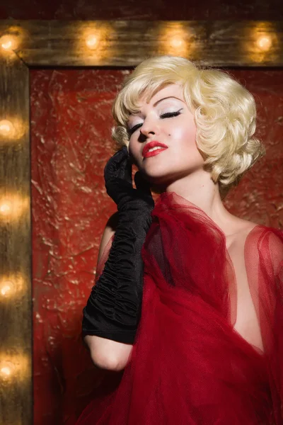 Vrij naakt pinup blond meisje model in een rode kamer — Stockfoto