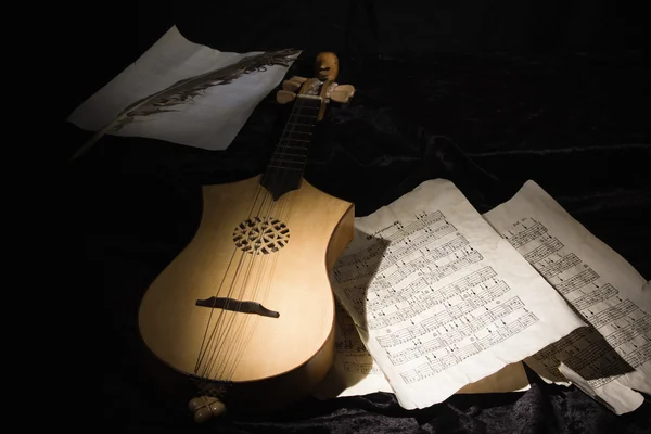 Laúd renacentista (citole) con notas musicales — Foto de Stock