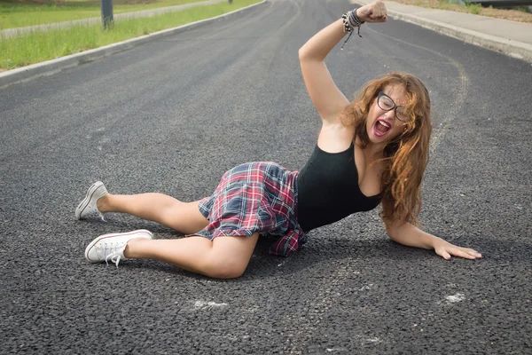 Jong meisje dansen regeton op een stad straat — Stockfoto