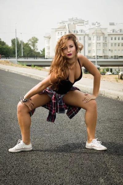 Junges Mädchen tanzt Regeton auf einer Straße in der Stadt — Stockfoto