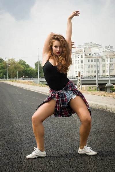 Chica joven bailando regeton en una calle de la ciudad —  Fotos de Stock