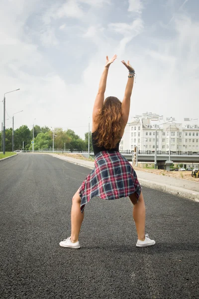 Young girl dancing regeton on a city street — Stock Photo, Image