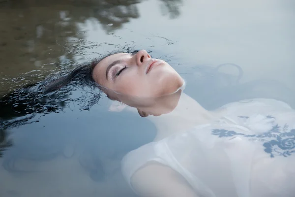 Jonge verdrinken vrouw — Stockfoto