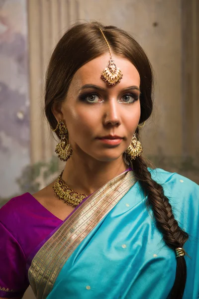 Schöne junge Frau in traditioneller indischer Kleidung — Stockfoto