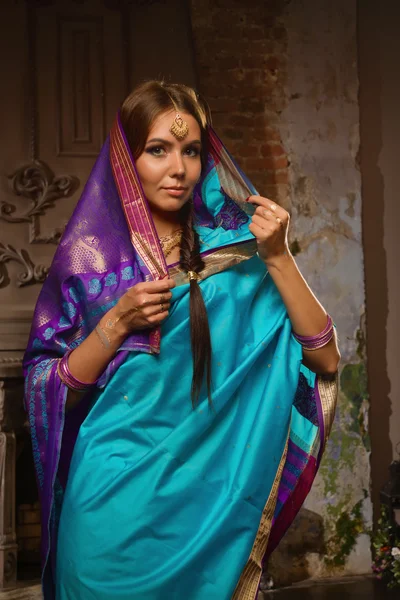 Mooie jonge vrouw in traditionele Indiase kleding — Stockfoto