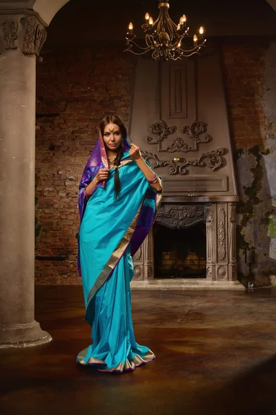 Hermosa joven con ropa india tradicional — Foto de Stock