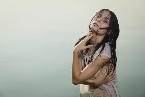 Mulher sexy em camisa branca posando no lago da floresta — Fotografia de Stock