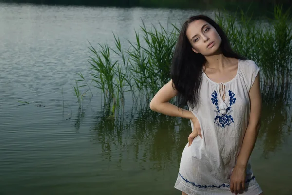 Mooie vrouw op het bos-meer — Stockfoto