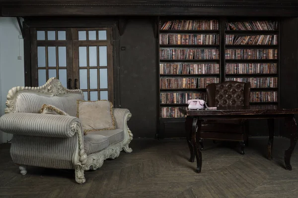 Klassischer Bibliotheksraum Mit Ledersessel Holztisch Und Bücherregal — Stockfoto