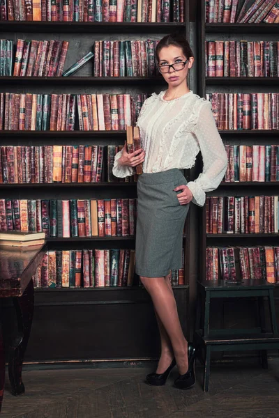 Sebevědomá Obchodní Žena Klasické Knihovně — Stock fotografie