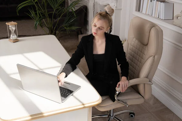 オフィスでハリウッドレトロ映画のスタイルのビジネス女性 — ストック写真