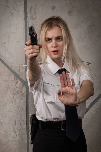 Российская Женщина Полицейский Стреляет Мочой — стоковое фото