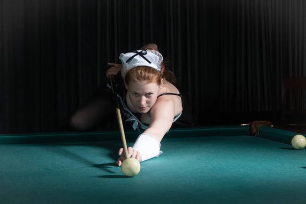 Jeune Femme Chambre Sexy Joue Billard Style Pin — Photo