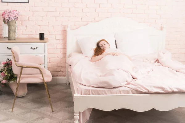 Yatak Odasında Uyuyan Bir Kadın — Stok fotoğraf