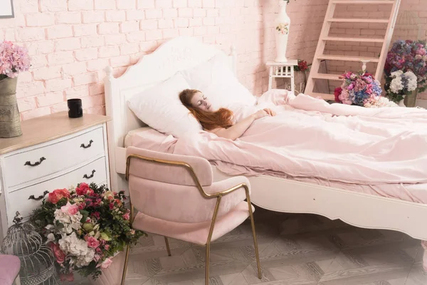 迷人的女人睡在卧室的床上 — 图库照片