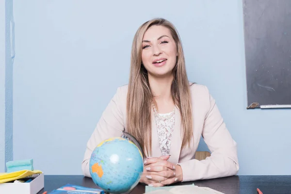 Bela Professora Confiante Uma Sala Aula — Fotografia de Stock