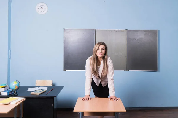 Hermosa Maestra Confiada Aula —  Fotos de Stock