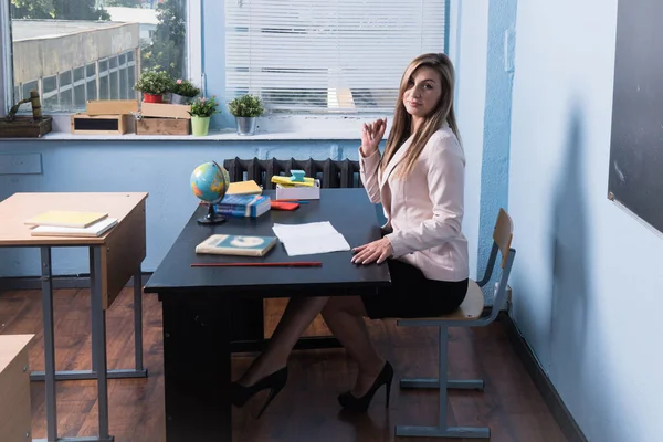 Schöne Selbstbewusste Lehrerin Klassenzimmer — Stockfoto