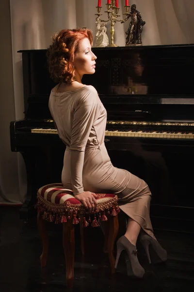 Piękna kobieta w suknie wieczorowe gry na fortepianie — Zdjęcie stockowe