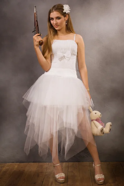 Bride with a pistol — Stock Photo, Image