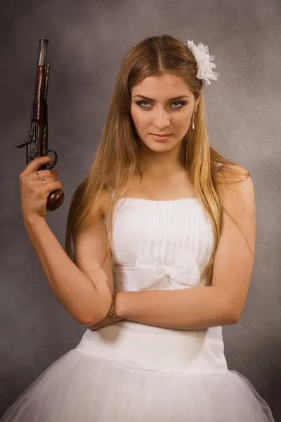 Bride with a pistol — Stock Photo, Image
