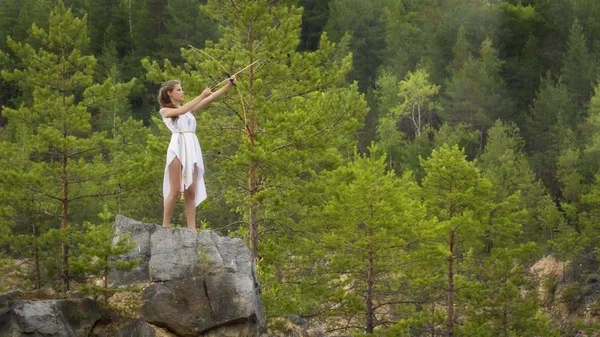 Mladá dívka lukostřelba — Stock fotografie