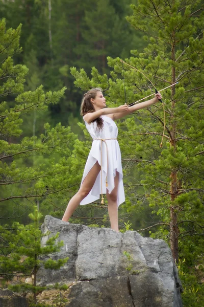 Mladá dívka lukostřelba — Stock fotografie