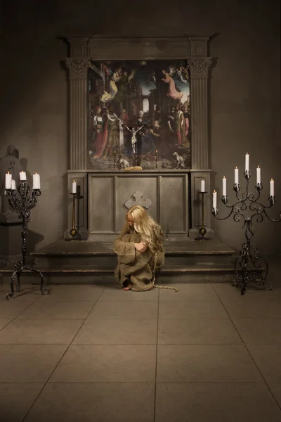 Il peccatore prega in una chiesa — Foto Stock