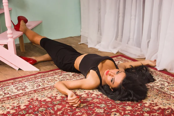 Чувственная женщина без сознания лежит на полу — стоковое фото