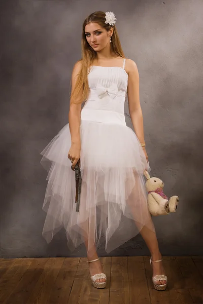 Bride with a pistol — Stock Photo, Image