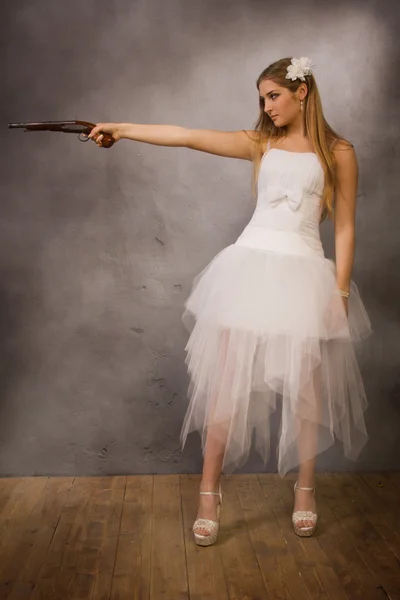 Braut mit Pistole — Stockfoto