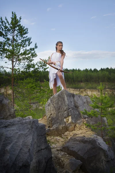 Mladá dívka lukostřelba — Stock fotografie